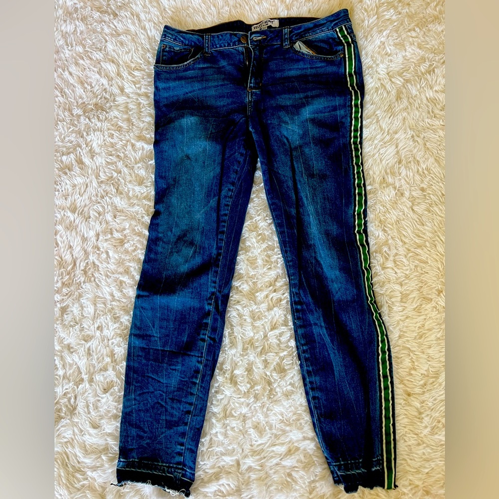 Cute jeans with pin striped leg